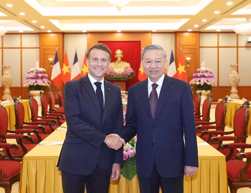 Party General Secretary To Lam (R) receives French President Emmanuel Macron in Hanoi on May 26. (Photo: VNA)