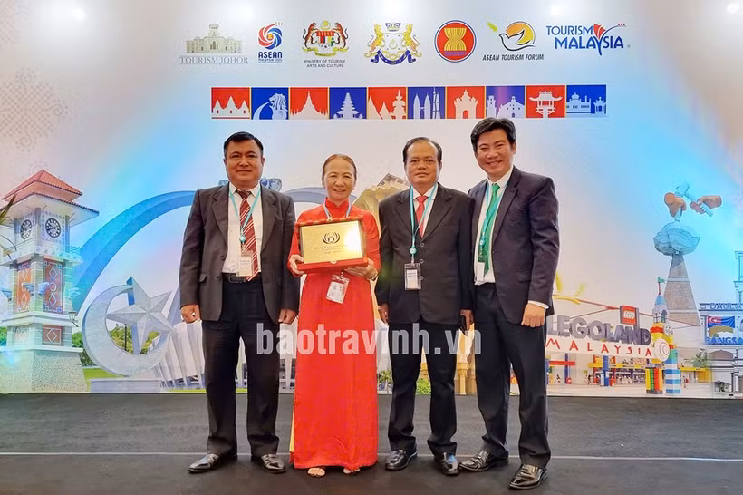 Representatives from the Mekong Delta province of Tra Vinh at the awarding ceremony (Photo: baotravinh.vn)