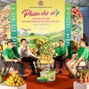Delegates share information during the livestream programme. (Photo: VNA)