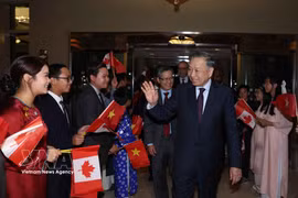 Vietnamese Embassy officials and staff, and representatives of the Vietnamese community in Canada welcome General Secretary of the Communist Party of Vietnam Central Committee and President To Lam. Photo: VNA