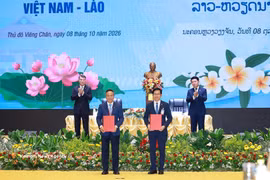 Vietnamese Prime Minister Le Minh Hung and Lao Prime Minister Saleumxay Kommasith witness the presentation of investment certificates and investment cooperation agreements between businesses of the two countries. (Photo: VNA)