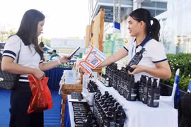 A consumer scans a QR code to pay for OCOP products from Viet Ket Herbal Medicine Company Limited in Nhan Thang ward. Photo: Bac Ninh Newspaper.