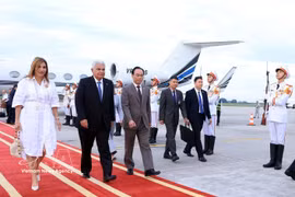 Panamanian President José Raúl Mulino and his spouse arrive in Hanoi on October 5 afternoon, beginning their four-day official visit to Vietnam. (Photo: VNA)