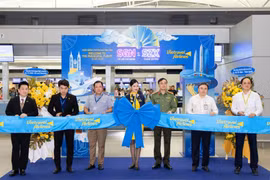 Delegates cut the ribbon to inaugurate the Ho Chi Minh City-Shenzhen direct air route. Photo: baodautu.vn