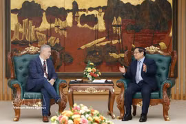 Prime Minister Pham Minh Chinh (R) receives Belgian Ambassador to Vietnam Karl Van Den Bossche on February 26. (Photo: VNA)