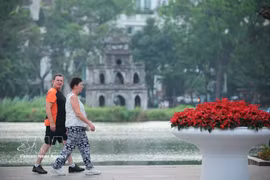 Visitors stroll around the Hoan Kiem Lake area, enjoying the capital’s green space and distinctive scenery during the Hung Kings’ Commemoration holiday. Photo: VNA