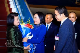 National Assembly Vice Chairwoman Nguyen Thi Thanh welcomes Cambodian National Assembly President Samdech Khuon Sudary at Noi Bai International Airport. Photo: VNA
