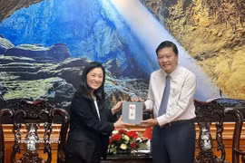 US Ambassador to Vietnam Jennifer Wicks presents a souvenir to Chairman of the Quang Tri provincial People’s Committee Le Hong Vinh. Photo: VNA