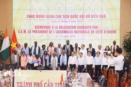 President of the National Assembly of Côte d’Ivoire and Can Tho city leaders pose for a commemorative photo. Photo: VNA