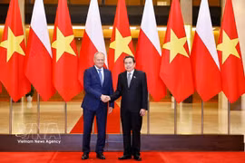 National Assembly President Tran Thanh Man (R) meets with visiting Polish Prime Minister Donald Tusk in Hanoi on October 26. Photo: VNA