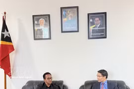 Charge d'Affaires of Vietnam to Timor-Leste Pham Binh Dam and Timor-Leste Minister of Justice Sergio de Jesus Fernandes da Costa Hornai in Dili at the working session. Photo published by VNA