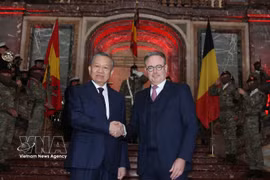 Belgian Prime Minister Bart De Wever welcomes General Secretary of the Communist Party of Vietnam Central Committee and President To Lam at Egmont Palace in Brussels at October 23 noon (local time). Photo: VNA