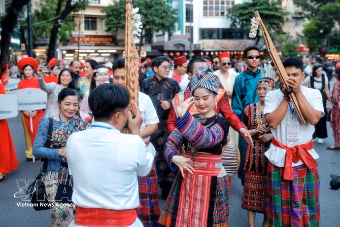 World cultures light up Hoan Kiem Lake 