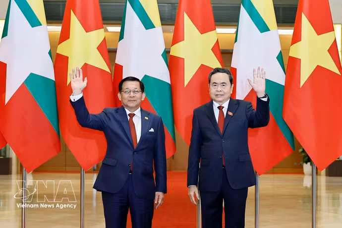President of the Vietnamese National Assembly Tran Thanh Man (R) meets with Myanmar President Min Aung Hlaing in Hanoi on September 5. (Photo: VNA)