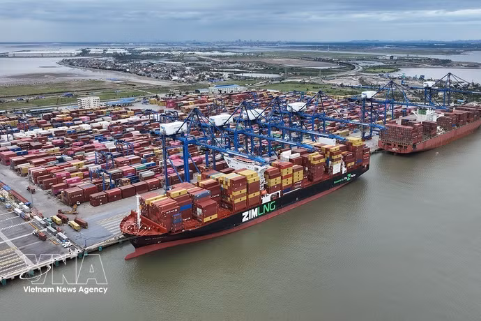 Containers are handled at Lach Huyen Port in Hai Phong city. (Photo: VNA)
