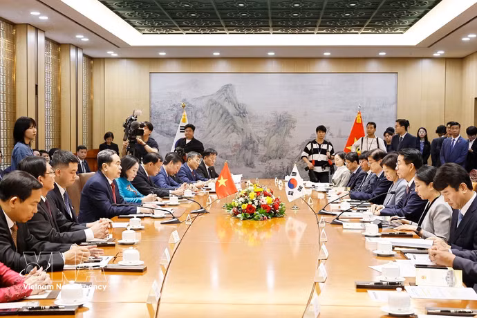 National Assembly President Tran Thanh Man and Speaker of the National Assembly of the Republic of Korea (RoK) Cho Jeong-sik hold talks in Seoul on September 7. (Photo: VNA)