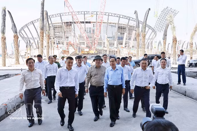 National Assembly President Tran Thanh Man (third, right) and the working delegation inspect the APEC Convention Centre project. (Photo: VNA)
