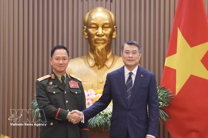 Prime Minister Le Minh Hung (right) and Lao Deputy Prime Minister and Minister of National Defence General Khamlieng Outhakaisone at their meeting on October 13 (Photo: VNA)