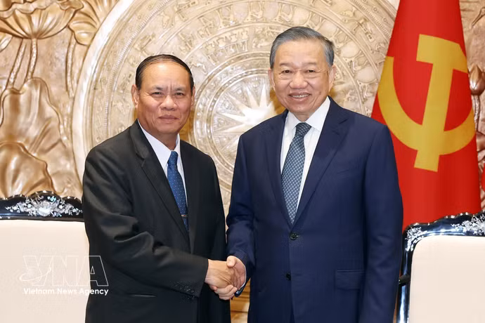 General Secretary of the Communist Party of Vietnam (CPV) Central Committee and President To Lam (R) receives Vilay Lakhamphong, Politburo Member and Standing Member of the Secretariat of the Lao People’s Revolutionary Party (LPRP) Central Committee in Hanoi on October 15. (Photo: VNA)