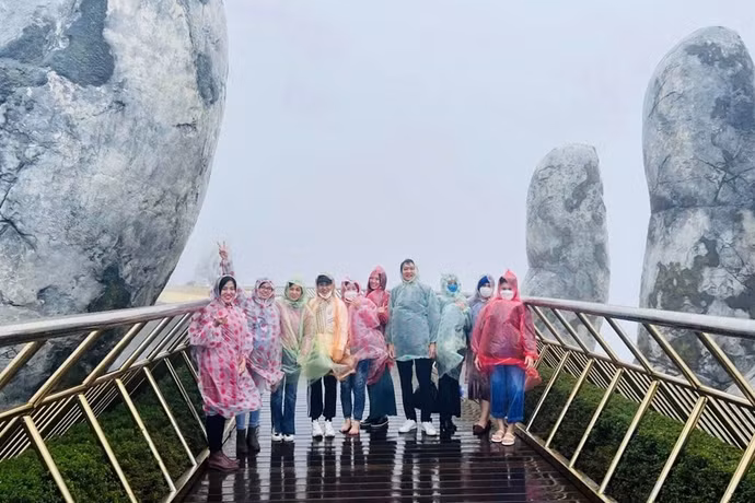 Tourists visit Golden Bridge in Da Nang city in the rainy season. (Photo: hanoimoi.vn)