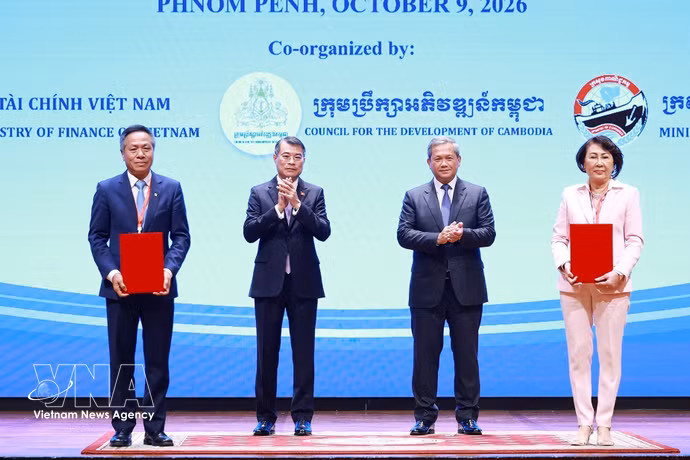 Prime Minister Le Minh Hung and his Cambodian counterpart Hun Manet witness the exchange of cooperation agreements between businesses of the two countries (Photo: VNA)