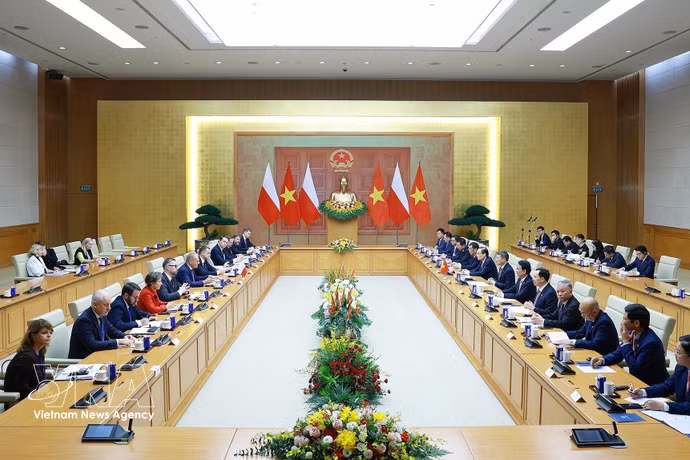 Prime Minister Le Minh Hung holds talks with his Polish counterpart Donald Tusk in Hanoi on October 26 (Photo: VNA)
