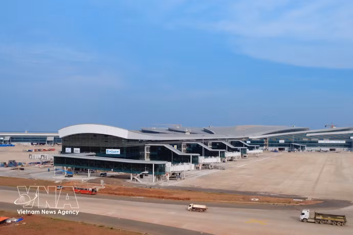 A part of the Long Thanh airport passenger terminal and air traffic control tower. (Photo: VNA)
