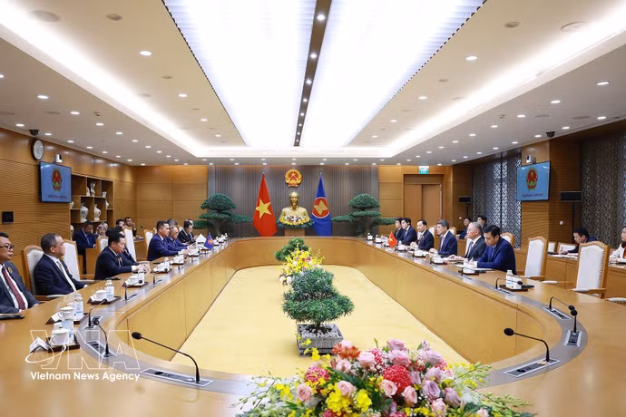 The September 30 meeting between Prime Minister Le Minh Hung and heads of delegations from ASEAN countries and the ASEAN Secretariat attending the ASEAN Law Enforcement High-level Conference on Cooperation in Combating Criminal Fugitives (Photo: VNA)