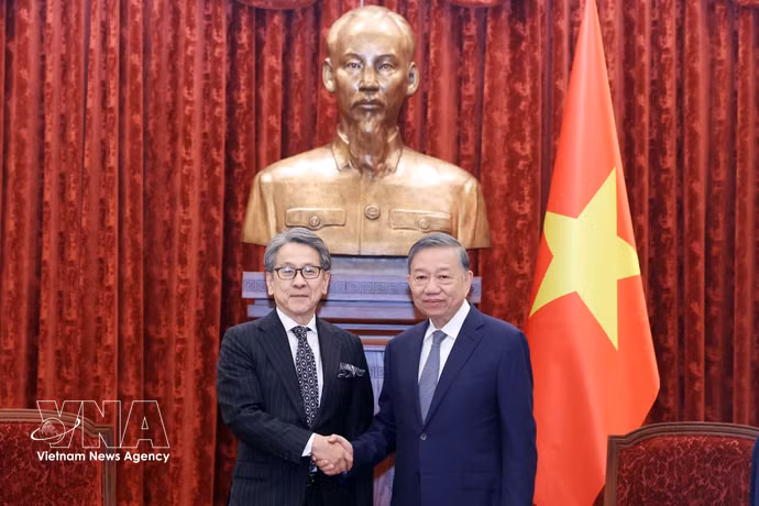 General Secretary of the Communist Party of Vietnam Central Committee and President To Lam (R) welcomes Maeda Tadashi, Managing Director, Chairman of the Board of Directors of JBIC in Hanoi on October 1. (Photo: VNA)