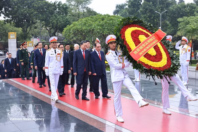 A delegation of the Communist Party of Vietnam (CPV) Central Committee, the State, the National Assembly and the Government pays tribute to fallen heroes at the Monument to Heroes and Martyrs on Bac Son street in Hanoi on August 28. (Photo: VNA)