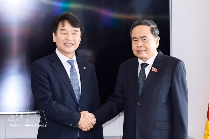 President of the Vietnamese National Assembly Tran Thanh Man (R) meets with Chairman of the Korea-Vietnam Parliamentary Friendship Group Moon Jin Seok in Seoul on September 8. (Photo: VNA)