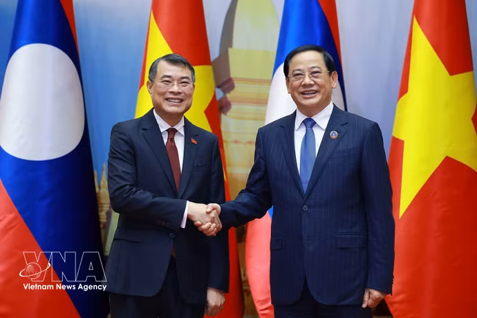 Prime Minister Le Minh Hung (left) meets with President of the Lao National Assembly (NA) Sonexay Siphandone in Vientiane on October 8. (Photo: VNA)
