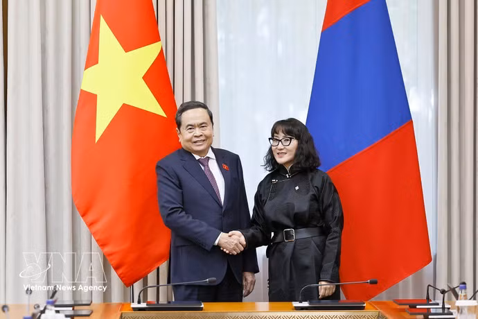 NA President Tran Thanh Man (L) and Chairwoman of the Mongolia–Vietnam Parliamentary Friendship Group J. Bayarmaa at their meeting in Ulaanbaatar on September 10 (Photo: VNA)