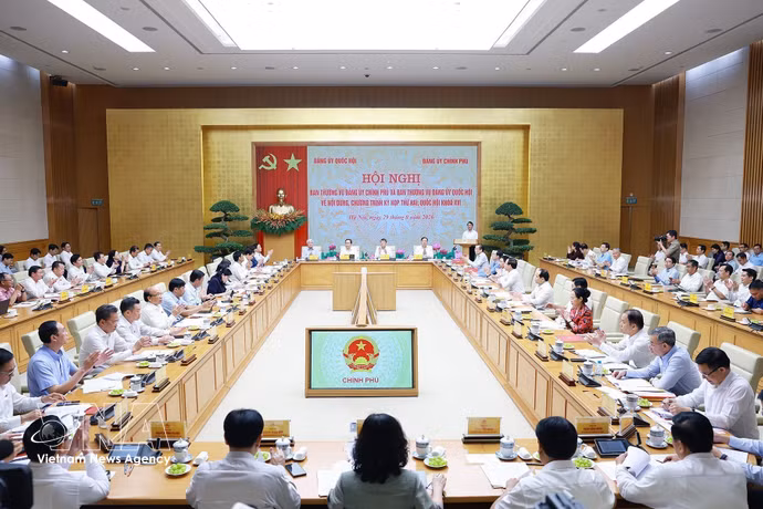 At a meeting between the standing boards of the Government and NA’s Party committees (Photo: VNA)