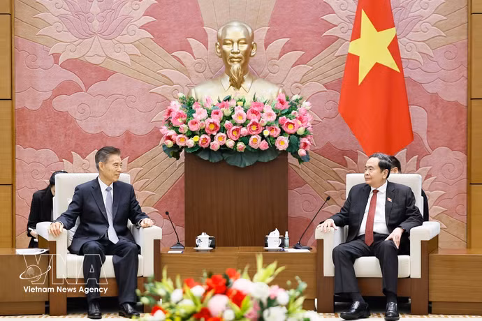 National Assembly President Tran Thanh Man (right) receives Chairman of the Financial and Economic Affairs Committee of the National People’s Congress of China (NPC) Zhong Shan in Hanoi on September 16 (Photo: VNA)