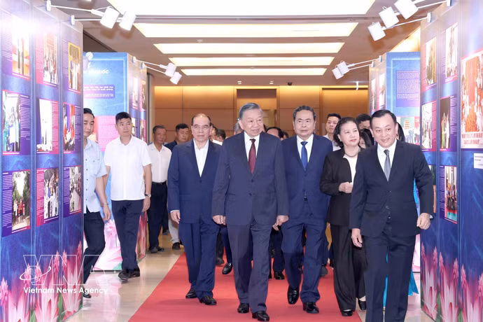 General Secretary of the Communist Party of Vietnam Central Committee and President To Lam, and other Party and State leaders visit an exhibition themed “Simple yet noble examples” on September 3. (Photo: VNA)