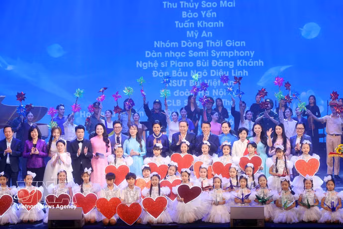 National Assembly President Tran Thanh Man and guests at the music show (Photo: VNA)