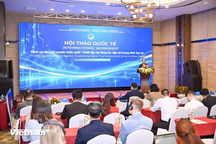 Deputy Minister of Science and Technology Pham Duc Long speaks at the international seminar entitled “Trusted Services Beyond Borders: Establishing Digital Trust Infrastructure for an AI-Driven World” on October 29, 2026. (Photo: VNA)
