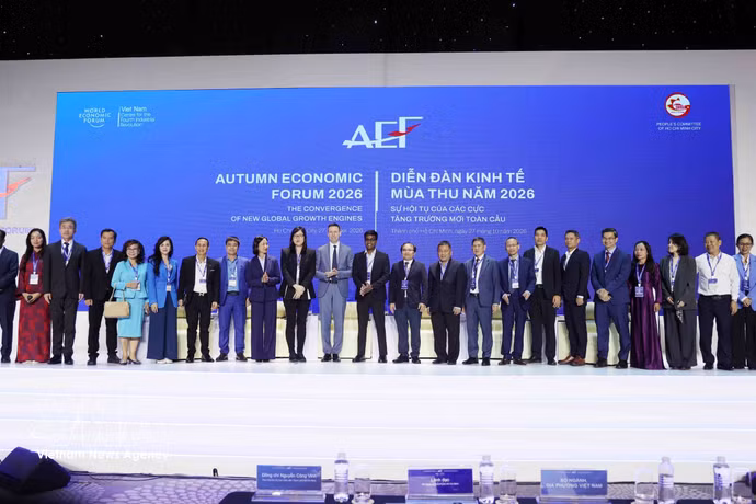 Participants pose for a group photo at a session of the Autumn Economic Forum 2026. (Photo: VNA)