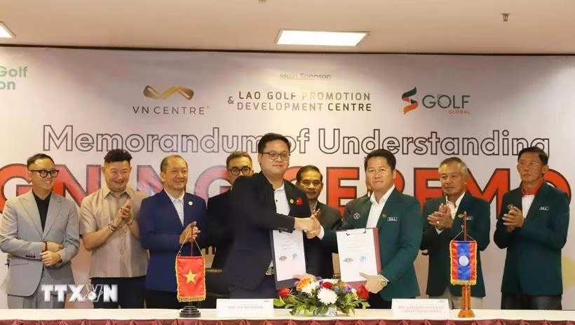 Delegates at the signing ceremony (Photo: VNA)