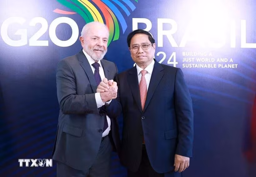 Prime Minister Pham Minh Chinh (R) meets with Brazilian President Luiz Inácio Lula da Silva. (Photo: VNA)