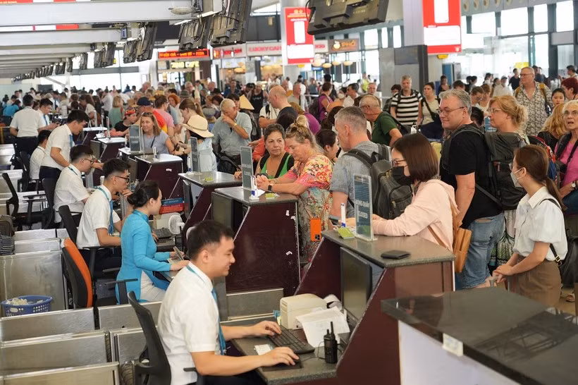 Passengers check in for their flights. (Photo: VNA)