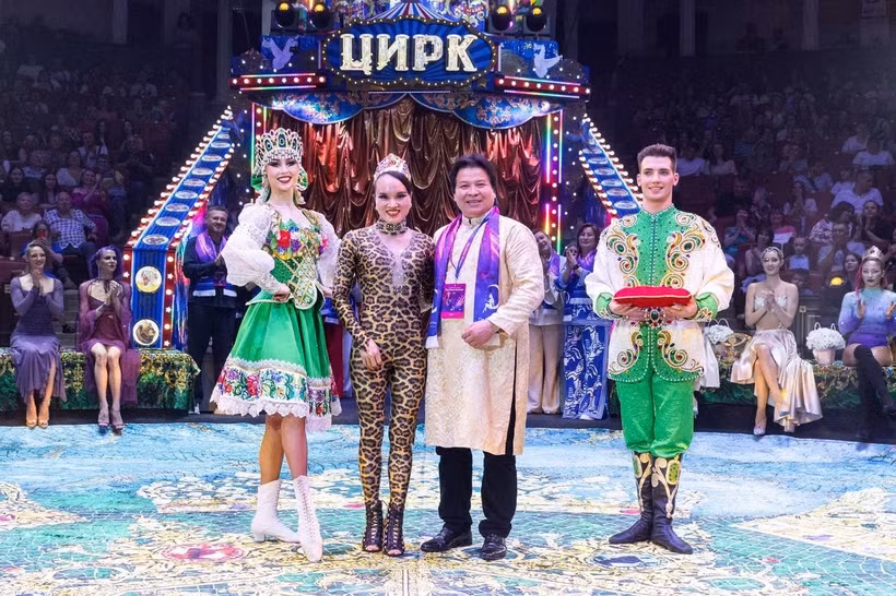 People’s Artist Tong Toan Thang and artist Luu Thi Huong at the festival (Photo: VNA)