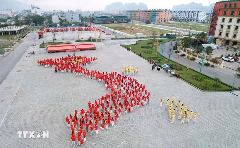 Students form Vietnam map and national flag by Bai Tu Long bay (Photo: VNA)