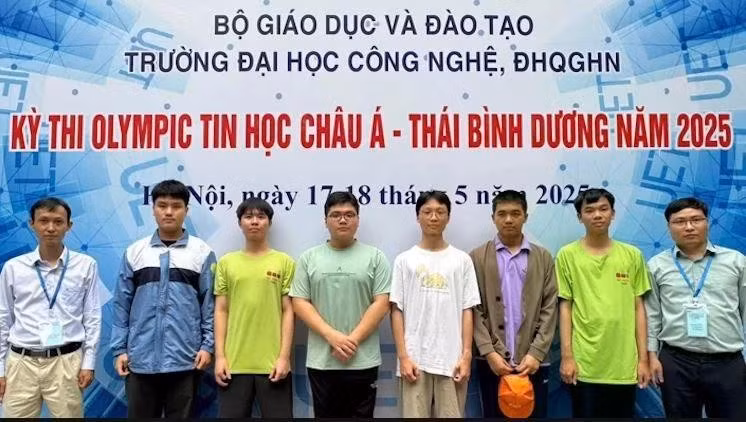 All the six Vietnamese students (centre) won medals at the 2025 Asia-Pacific Informatics Olympiad. (Photo: Ministry of Education and Training)