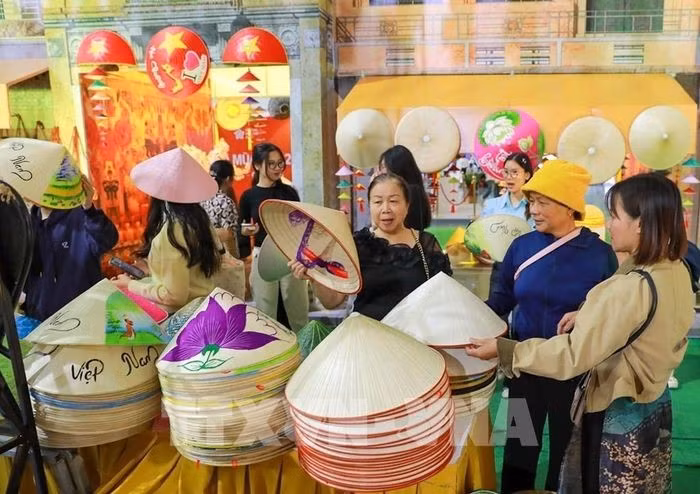 Conical hats from Chuong village are showcased at the “Hanoi Autumn Essence” space of the Autumn Fair 2025. (Photo: VNA)