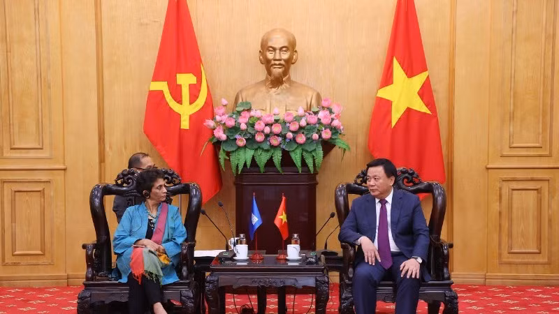 Politburo member Nguyen Xuan Thang, President of the Ho Chi Minh National Academy of Politics and Chairman of the Central Theoretical Council, receives Kanni Wignaraja, UN Assistant Secretary-General, UNDP Assistant Administrator, and Director of the UNDP Regional Bureau for Asia and the Pacific. (Photo: VNA)