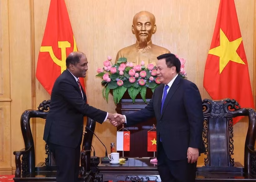 Politburo member and President of the Ho Chi Minh National Academy of Politics (HCMA) Nguyen Xuan Thang (R) and Singaporean Ambassador to Vietnam Jaya Ratnam (Photo: VNA)