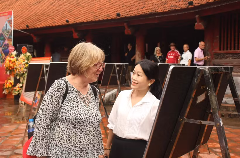  Nicholl, a visitor from London at the exhibition (Photo: kinhtedothi.vn)