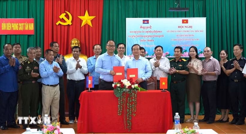 Leaders of Tay Ninh of Vietnam and Prey Veng of Cambodia sign a bilateral meeting minutes, agreeing on preparations for the inauguration of the Tan Nam – Meun Chey international border gate pair. (Photo: VNA)